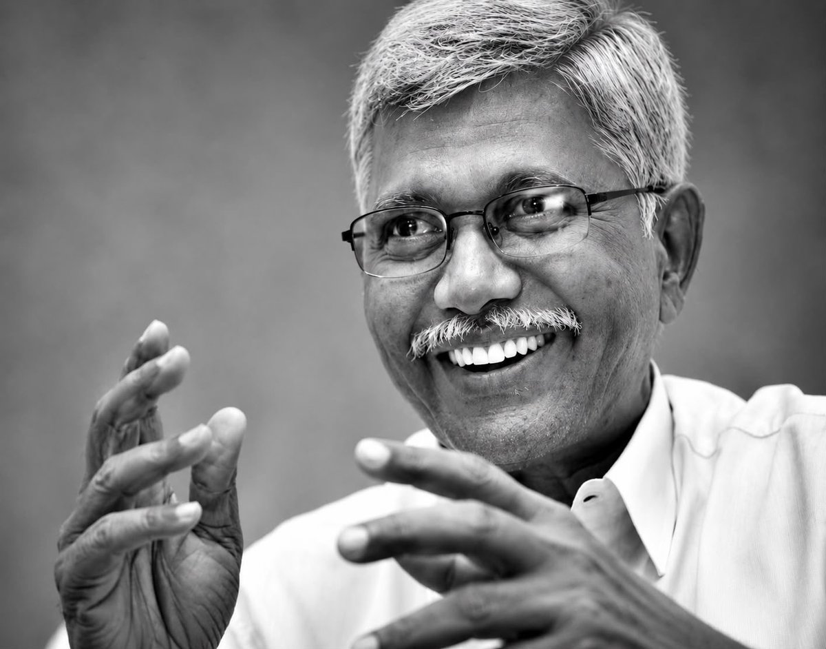 arunraajkg's tweet photo. எழுத்தாளர் பூமணி அவர்களின் மறைவுக்கு ஆழ்ந்த இரங்கல்.

அஞ்ஞாடி நாவலுக்காக சாகித்ய அகாடமி விருது பெற்ற… கரிசல் வட்டாரத்தின் வாழ்வியலையும், விவசாயிகளின் போராட்டங்களையும், மனித உறவுகளின் நுட்பங்களையும் தன் எழுத்தில் அழியாத கலைப்படைப்பாக்கிய எழுத்தாளர்  பூமணி அவர்கள் நேற்று (ஜூலை 12) இரவு காலமான செய்தி அறிந்து மிகவும் வருத்தமடைகிறோம். 

‘வெக்கை’, ‘அஞ்ஞாடி’ போன்ற படைப்புகள் தமிழ் இலக்கியத்தின் அழகிய சாட்சியங்கள். கரிசல் மண்ணின் வலிகளையும், வேதனைகளையும், பலங்களையும், பலவீனங்களையும் தனது எழுத்தில் இயல்பாக சித்தரித்தவர் எழுத்தாளர் பூமணி அவர்கள். 

அவரது குடும்பத்தினருக்கும், வாசகர்களுக்கும், எழுத்துலக நண்பர்களுக்கும் ஆழ்ந்த இரங்கலை தெரிவித்துக் கொள்கிறோம். 

ஓய்வு பெறுங்கள் ஐயா. உங்கள் எழுத்துகள்  என்றும் நிலைத்திருக்கும்.

#பூமணி #TamilLiterature