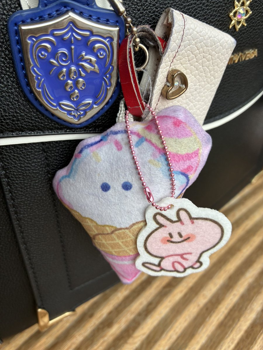 fumika0513's tweet photo. 札幌マルシェ見てきたぞ〜！かわいいものがいっぱいあって、よかった（知ったような口を聞いているが、マジの通りすがりである）
入場無料なのに小さめフルグラ貰えて神でした
@fwms_28 さんのブースでかわいいうさちゃんお迎えしちゃったわね、先住のオバケーヌと仲良くしてくれな https://t.co/ODttqJlOEB