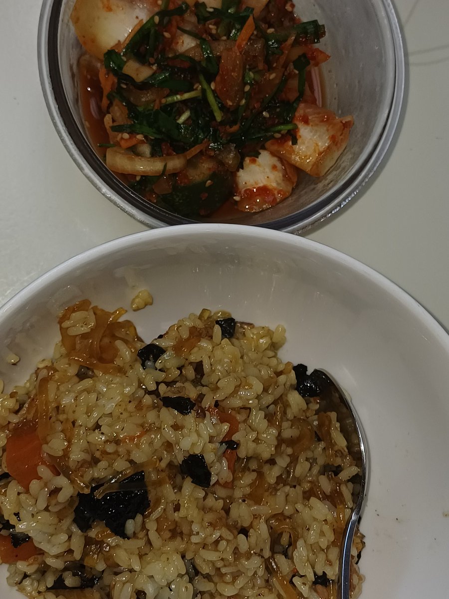 feelsomoodzy's tweet photo. #무즉이밥 주말 동안 가족들이랑 오리고기+찜닭폭식 했어요
엄미표 찜닭 남은 거로 볶음밥 만들어서 할무니 김치랑 같이 먹기!! 넘 맛나긔 🥹 https://t.co/COj9vbpgvr