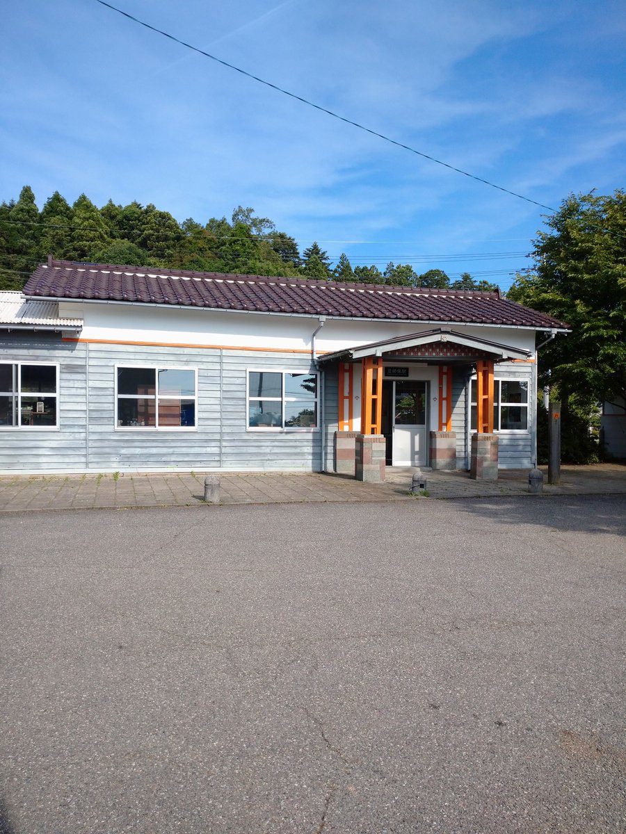 jose5338's tweet photo. 笠師保駅。

昭和三年生まれの木造駅舎。
駅周辺はのどかです😉

いやぁ
いいですなぁ✨

#笠師保駅
#のと鉄道
#無人駅
#七尾市
#石川県 https://t.co/wE7gI3lcoo