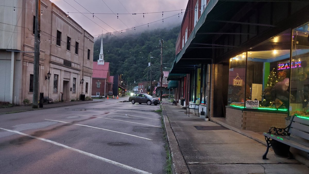 AkkadSecretary's tweet photo. Went to some small town in West Virginia, no cell service, random crackheads, every 2nd settlement is totally abandoned.

I can see why it is so liked. https://t.co/OGNPYzEoNf