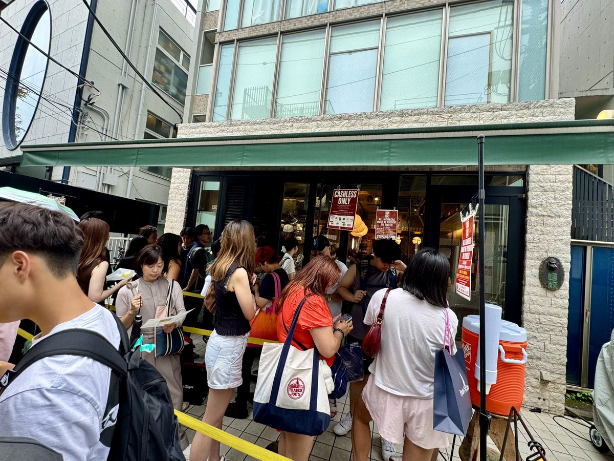 michiara1's tweet photo. @Hiromasa_kondo @n_4224 ⑤部待ちでこんちゃんお勧めの「麺散」の店頭の並びがえぐいことに‼︎😳
ほぼ8割は外国人‼︎ 日本人はとったみさん達か😆  後ろの列もカオス状態ね💦 https://t.co/kyZWwU49M6