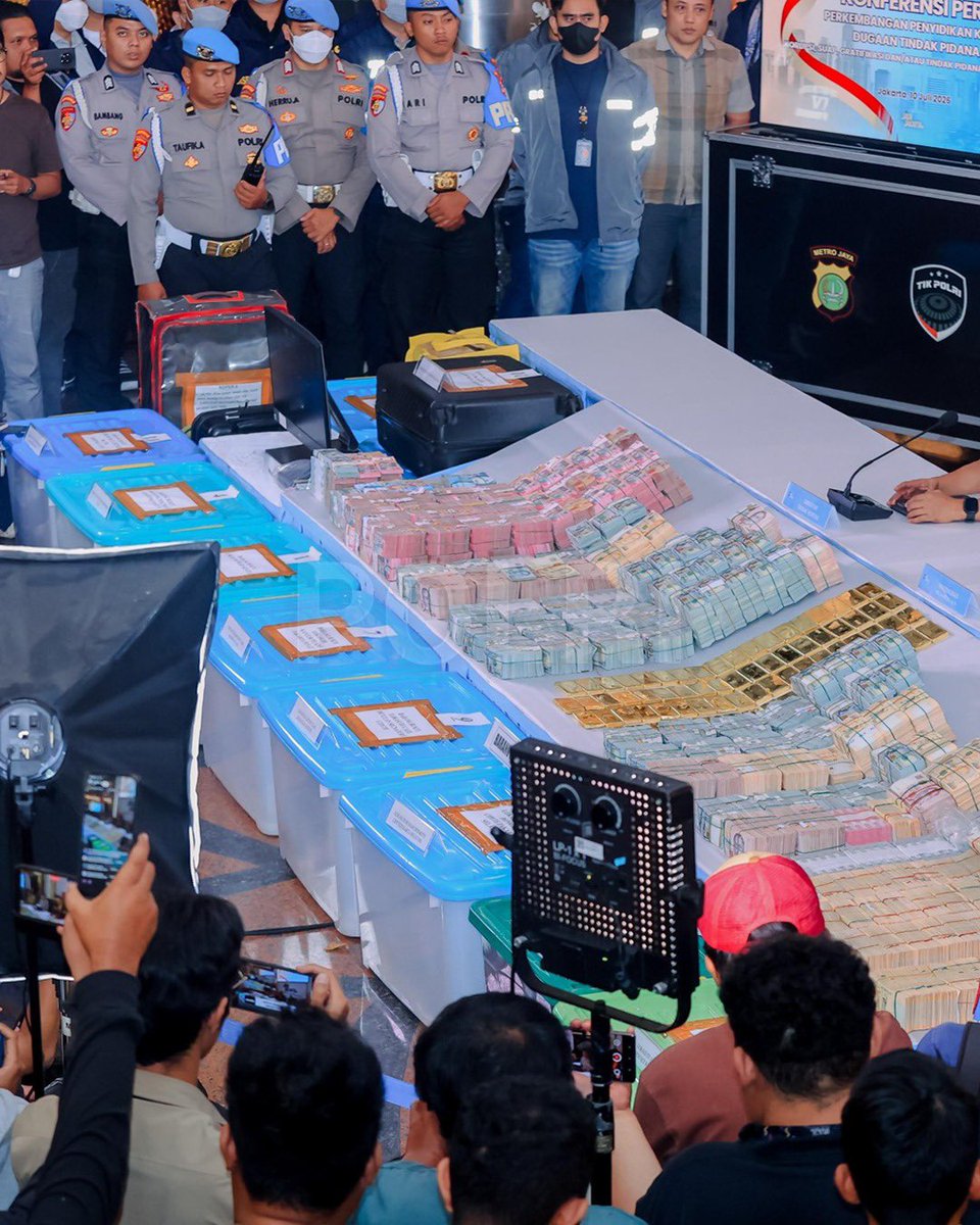 DivHumas_Polri's tweet photo. Polda Metro Jaya terus melakukan penyelidikan terhadap tiga kasus dugaan korupsi dan belum menetapkan tersangka. Hingga Jumat (10/7), penyidik telah memeriksa 15 orang saksi, termasuk seorang konglomerat berinisial TK. Pemeriksaan saksi dilakukan di sejumlah lokasi, di antaranya TKP de’Clan, money changer, rumah di kawasan Gandaria, Pacific Place, serta lokasi penggeledahan. Sejumlah saksi yang diperiksa antara lain DH, HH, ER, RP, DR, NH, MIL, serta petugas keamanan berinisial R dan A. Komitmen Polri Terus #KonsistenBerantasKriminalitas Demi Tegakkan Keadilan untuk Masyarakat