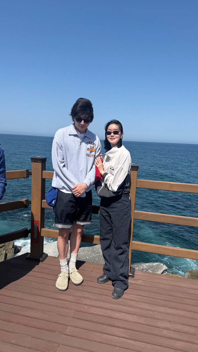 ggonecherie's tweet photo. “she always calls me sunbae but she bosses me around” kind of pic https://t.co/MhrL4wKXKL