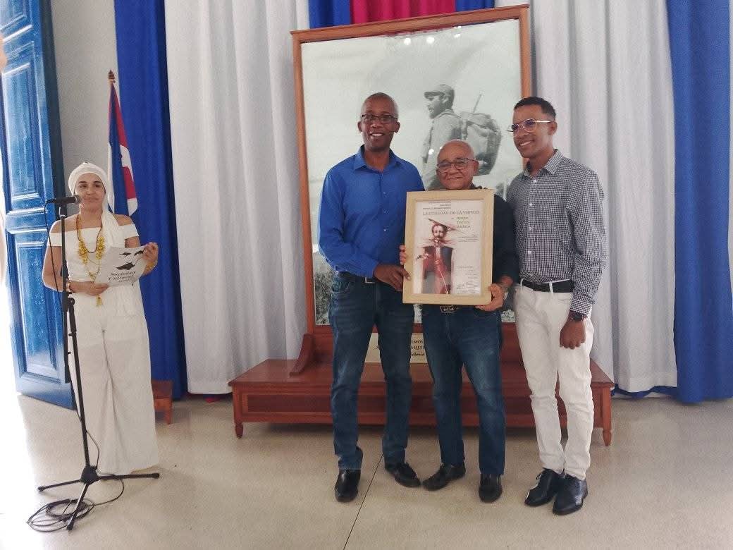 QueipoRuiz's tweet photo. Con #HonorHolguinero fueron entregados en #HolguínSí los premios Patria y La Utilidad de la Virtud que otorga la Sociedad Cultural "José Martí"  a seres humanos íntegros que además se destacan por sus desempeños en virtud del bienestar de #Cuba 🇨🇺. https://t.co/beNmVCBKCu