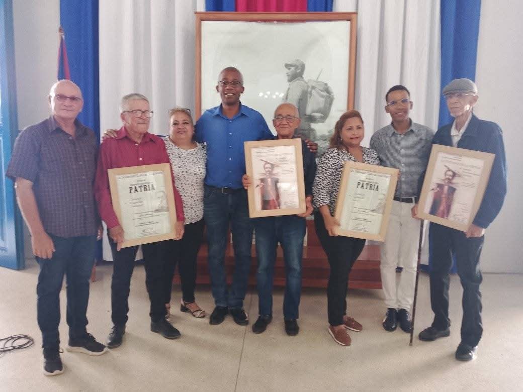 QueipoRuiz's tweet photo. Con #HonorHolguinero fueron entregados en #HolguínSí los premios Patria y La Utilidad de la Virtud que otorga la Sociedad Cultural "José Martí"  a seres humanos íntegros que además se destacan por sus desempeños en virtud del bienestar de #Cuba 🇨🇺. https://t.co/beNmVCBKCu