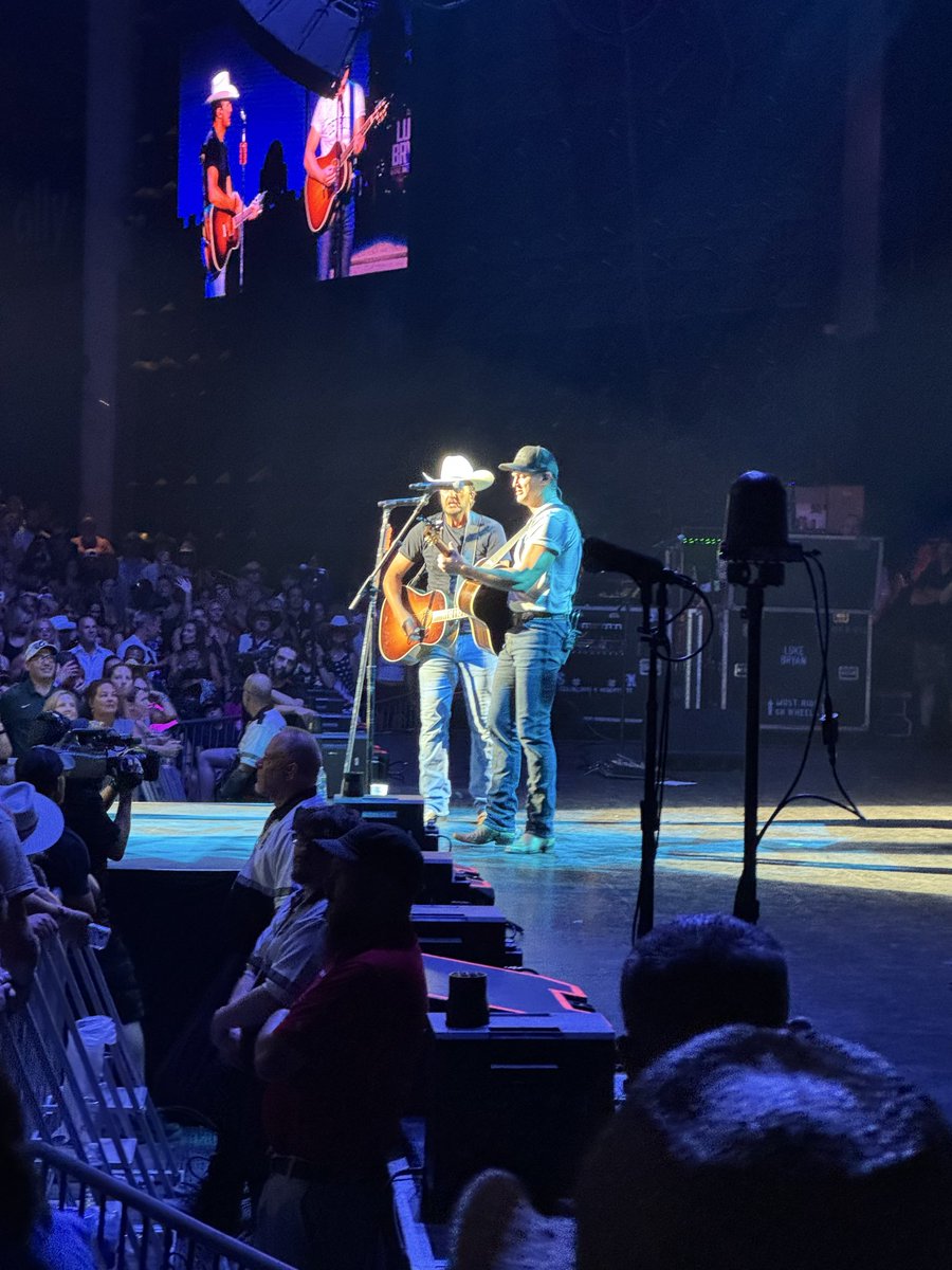 columbuscurler's tweet photo. @lukebryan  thanks for pushing through the Pine Knob Sunday night concert. It looked like a bit of a struggle but was still an awesome show! https://t.co/xPCvvVDhCc