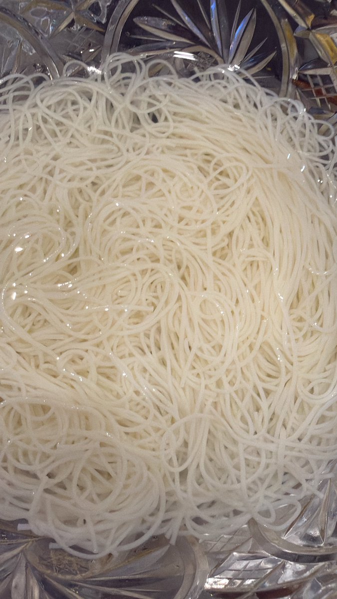 Krm7m's tweet photo. 貰ったそうめんとお団子食べてる https://t.co/ScRktVdUOM