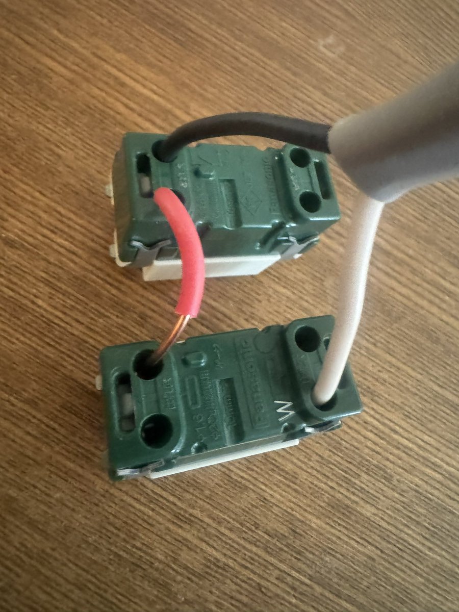 vcosplea's tweet photo. 上がスイッチで下がコンセントなんですけど、電源供給側の黒線ってどっちに繋いで渡り線で送っても同じですよね？僕はコンセントから先に供給したいんですけど皆さんはどっちですか？（渡り線赤いのはその辺のやつ使ったからです。
#第二種電気工事士
#電工二種
#電気工事士 https://t.co/NAUxXSTwzQ