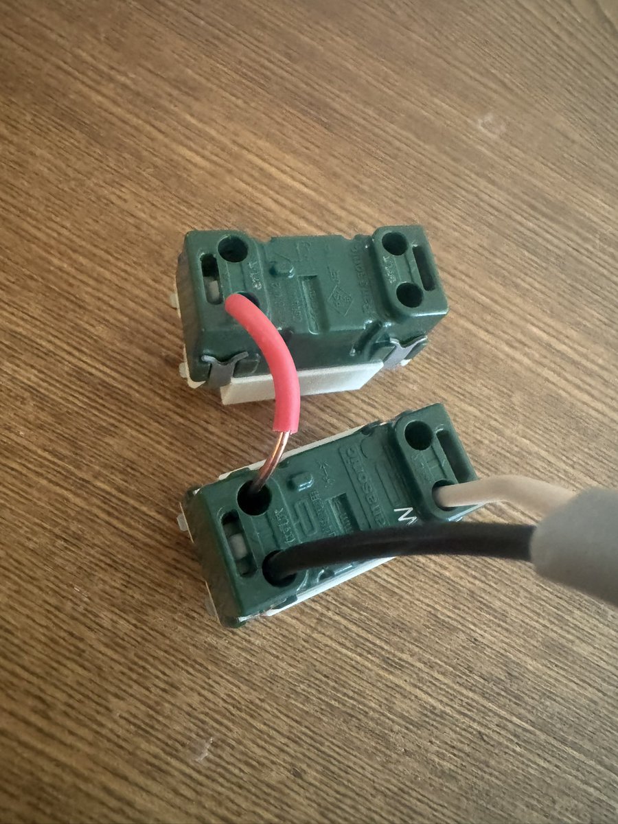vcosplea's tweet photo. 上がスイッチで下がコンセントなんですけど、電源供給側の黒線ってどっちに繋いで渡り線で送っても同じですよね？僕はコンセントから先に供給したいんですけど皆さんはどっちですか？（渡り線赤いのはその辺のやつ使ったからです。
#第二種電気工事士
#電工二種
#電気工事士 https://t.co/NAUxXSTwzQ
