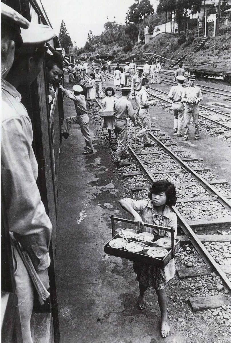 carllin117464's tweet photo. 台湾新竹 横山 内湾／1964年（葉裁氏提供）1960年代に新竹の旧内湾駅で捉えられた、歴史の記憶に残る一瞬です。当時、駅のホームや周辺で鉄道弁当（駅弁）や汁麺を売り歩いていた、地元の生き生きとした暮らしの風景が記録されています。
BY 陳青濟 https://t.co/mZL3SFhNyq