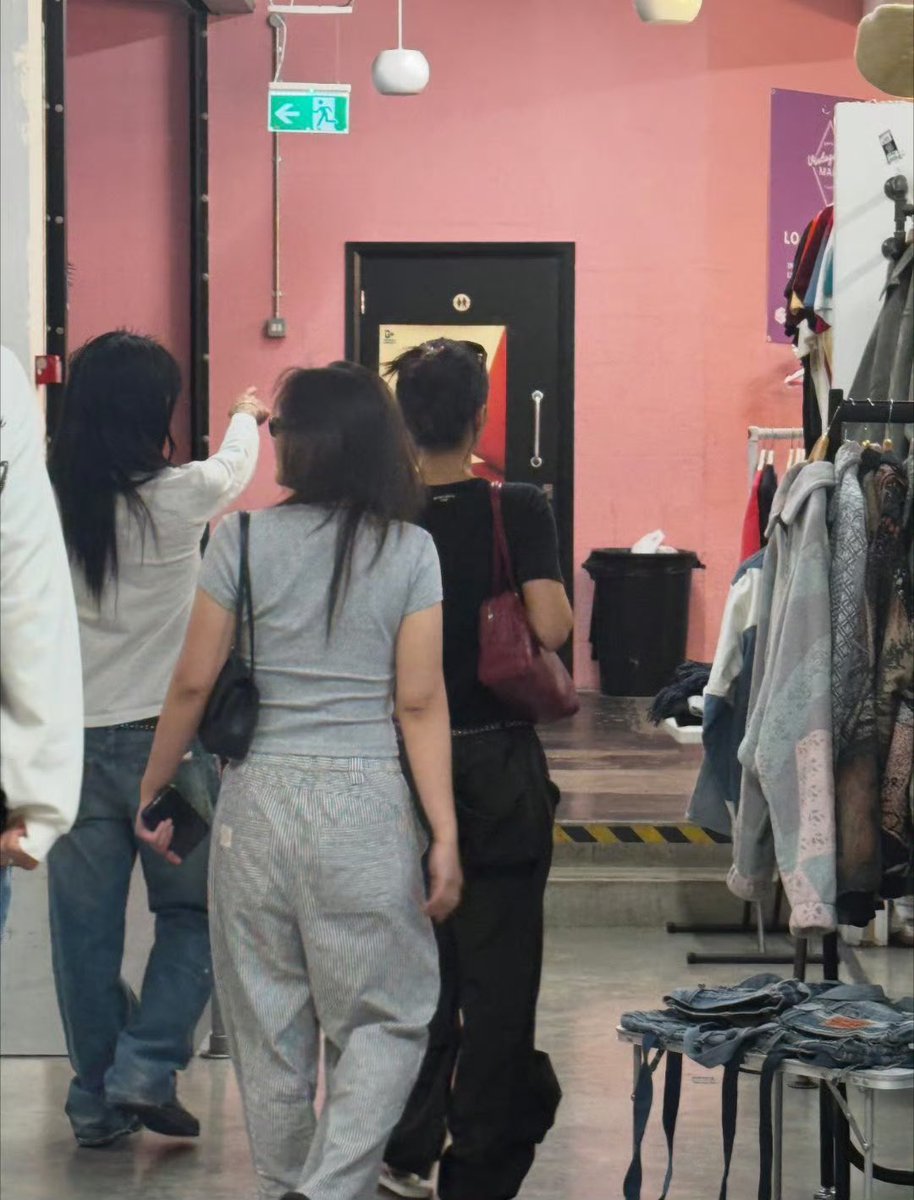 Glamour_JENNIE's tweet photo. 260713 #JENNIE was spotted in London

#JENNIE #제니 https://t.co/TFvv6qOkDh