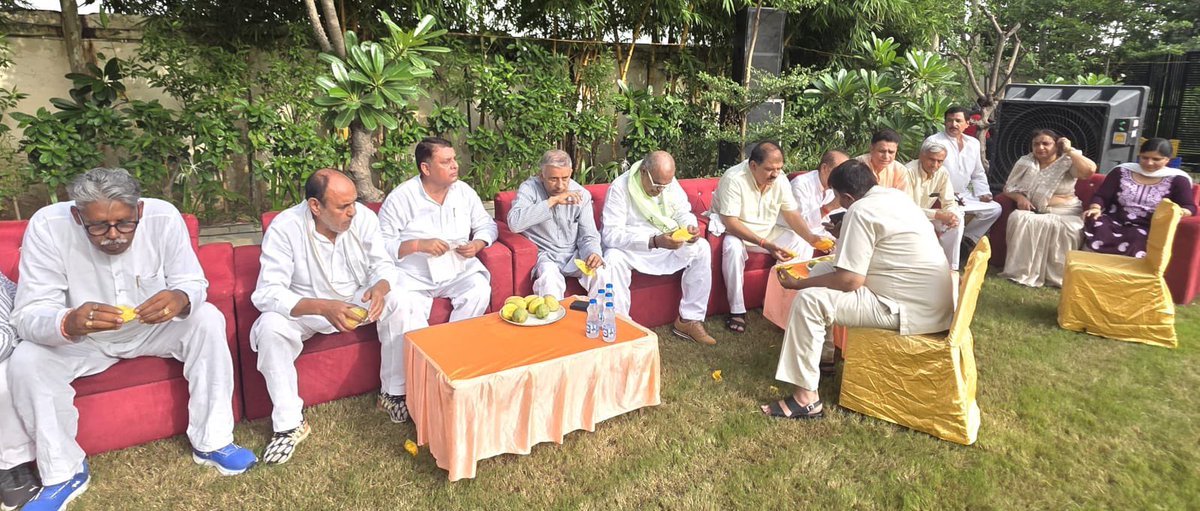 TeamRLD1's tweet photo. गाजियाबाद के निवाड़ी में राष्ट्रीय लोक दल के वरिष्ठ नेता एवं पूर्व सांसद श्री के.सी. त्यागी जी को पार्टी के संसदीय बोर्ड का अध्यक्ष नियुक्त किए जाने पर भव्य स्वागत एवं सम्मान समारोह आयोजित किया गया। मयंक त्यागी एवं राकेश त्यागी द्वारा आयोजित तथा पूर्व प्रमुख राजेंद्र त्यागी जी की अध्यक्षता में सम्पन्न इस कार्यक्रम में बड़ी संख्या में राष्ट्रीय लोकदल के वरिष्ठ नेता, पदाधिकारी, कार्यकर्ता, किसान, युवा एवं गणमान्य नागरिक शामिल हुए। समारोह के उपरांत सभी अतिथियों के सम्मान में आत्मीय वातावरण में मैंगो पार्टी का भी आयोजन किया गया।
#TeamRLD
