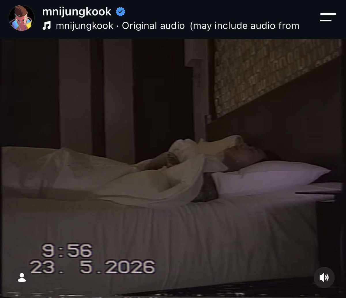 InfoJungkookBR's tweet photo. Jungkook sobre seus vlogs:

🐰: Me lembrou de quando eu costumava filmar coisas de vez em quando, nos velhos tempo

🐰: Manter um registro de tudo, não só com fotos, mas com vídeo, torna mais fácil lembrar exatamente como as coisas eram em um dado momento, então pensei que seria bom adquirir o hábito de documentar meu dia para o ARMY de vez em quando!