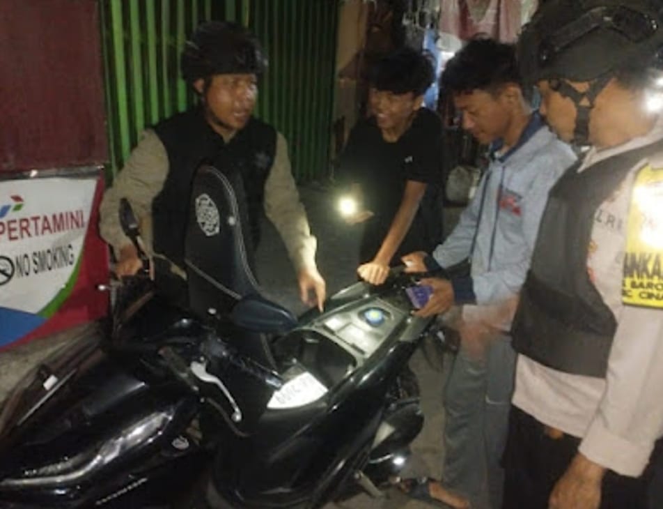 PCiwandan's tweet photo. Wujudkan Kamtibmas yang Aman, Personil Polsek Cinangka Patroli Dialogis di Wilayahnya

Cilegon - Patroli malam hingga dini hari ini rutin dilaksanakan oleh anggota Kepolisian Polsek Cinangka Polres Cilegon Polda Banten guna menjaga dan mewujudkan lingkungan masyarakat https://t.co/VvGUKfdFFC
