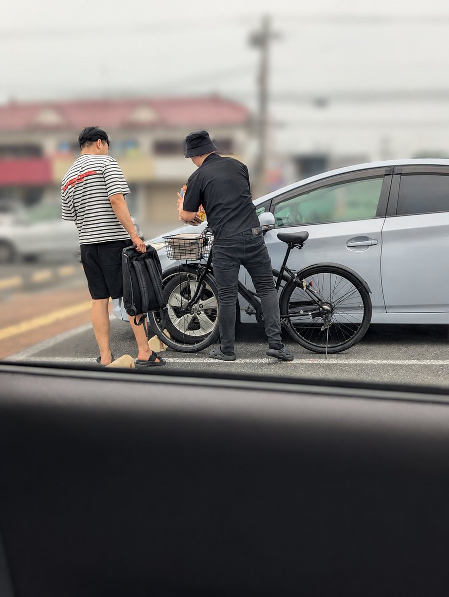 YAMAMOTOPEN's tweet photo. 駐車場でのんびりしてたらベトチャイがワンピースカードが付いてくる大量のジャンプ持ってて草
平日の昼間からこんな事してるって事は転売ヤーの無職だろうから、さっさと国に帰ってベンタイン市場で偽物のポケカでも買っててくれよ🤣🤣🤣 https://t.co/U4PowU7Up2