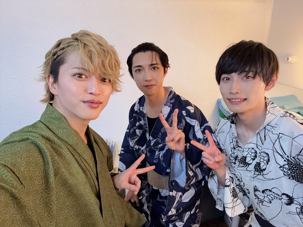 masyumarochan's tweet photo. 夏ましゅり。
全3部。ご来場ご視聴いただき
本当にありがとうございました😊

1部のあがちゃん
相変わらずのゆるさと優しい人柄で
めちゃくちゃ楽しい時間を過ごせました(*^^*)あがちゃん飯いこうね。

2部裕二と岡ちゃん
2人のやらかい人柄と
岡ちゃんのワードセンスと
裕二のクイズがなくても活躍する豆知識とハーランドが最高でした。
スタマイの話もたくさんできて良かった

3部あれんとのすけ
腐れ縁すぎる2人。
なんか安心しすぎてしまって
異質な回になりました笑
あれんがカオスを生み
のすけが整理して
自分はボーっと楽しんでました
結果甘えちゃいました
2人ありがとう。

夏ましゅりを実現させてくれた
スタッフの皆様。
素晴らしいモニター画面を作成してくれたおのちゃんも感謝の気持ちでいっぱいです。

そして何より来てくれた
楽しんでくれたお客様達。

手紙やプレゼントも心に沁みました。
ありがとうございます。

チェキの時に伝えてくれる感謝の言葉や想い。本当に嬉しくて支えになります。
もっとちゃんと話したいなとも思ってしまいます。

皆様の夏の想い出の1ページになっていれば嬉しく思います(o^^o)