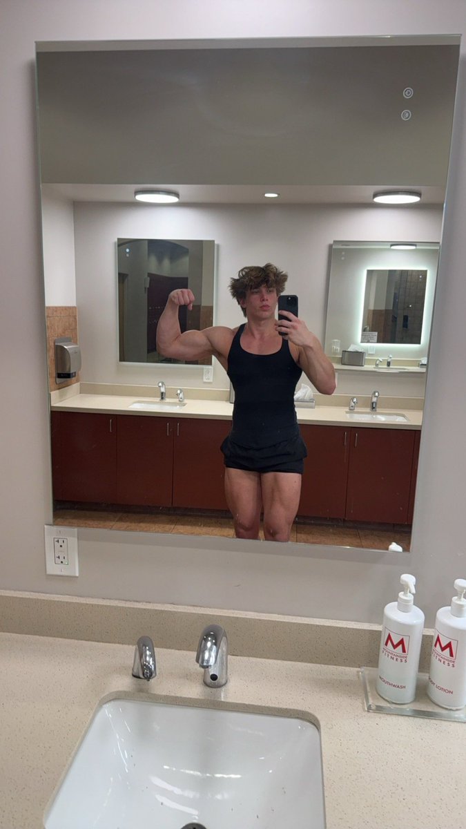 sirvaris24's tweet photo. Body built perfectly like a Greek GOD! To be served and Bowed to! Stop, Stare and Fucking SERVE!!! #findom #cashmaster #cashsubs #feetworship #feedomination https://t.co/GxwOinOnoo
