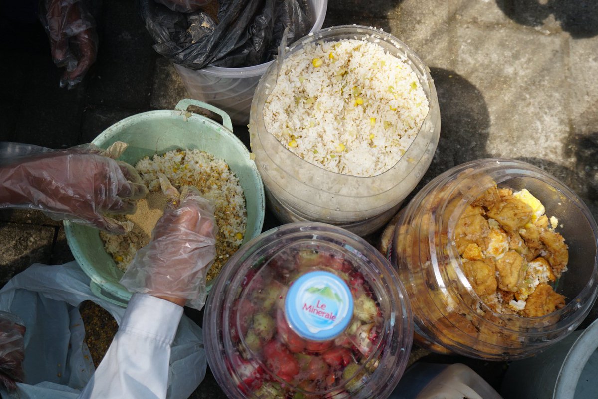 kristian_oka's tweet photo. [Berawal di Ompreng, Berakhir di Maggot: Ribuan Kilogram MBG Terbuang Tiap Hari di Surabaya]

Di hari pertama masuk sekolah ini, mau mengingatkan bahwa MBG adalah program menggarami laut. Laut tak jadi lebih asin dan garam terbuang sia-sia.

🧵(1/6)
https://t.co/6TvBJ9dsH2 https://t.co/FcFrJU2FQP
