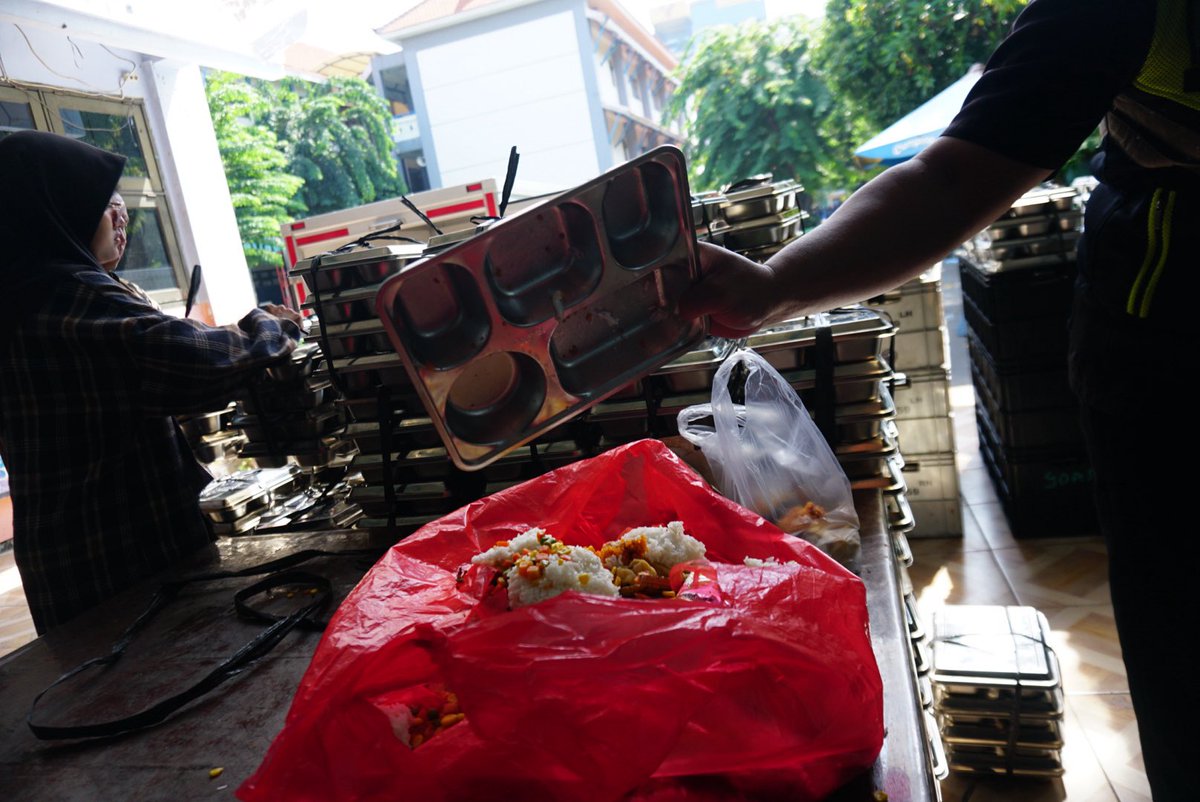 kristian_oka's tweet photo. [Berawal di Ompreng, Berakhir di Maggot: Ribuan Kilogram MBG Terbuang Tiap Hari di Surabaya]

Di hari pertama masuk sekolah ini, mau mengingatkan bahwa MBG adalah program menggarami laut. Laut tak jadi lebih asin dan garam terbuang sia-sia.

🧵(1/6)
https://t.co/6TvBJ9dsH2 https://t.co/FcFrJU2FQP