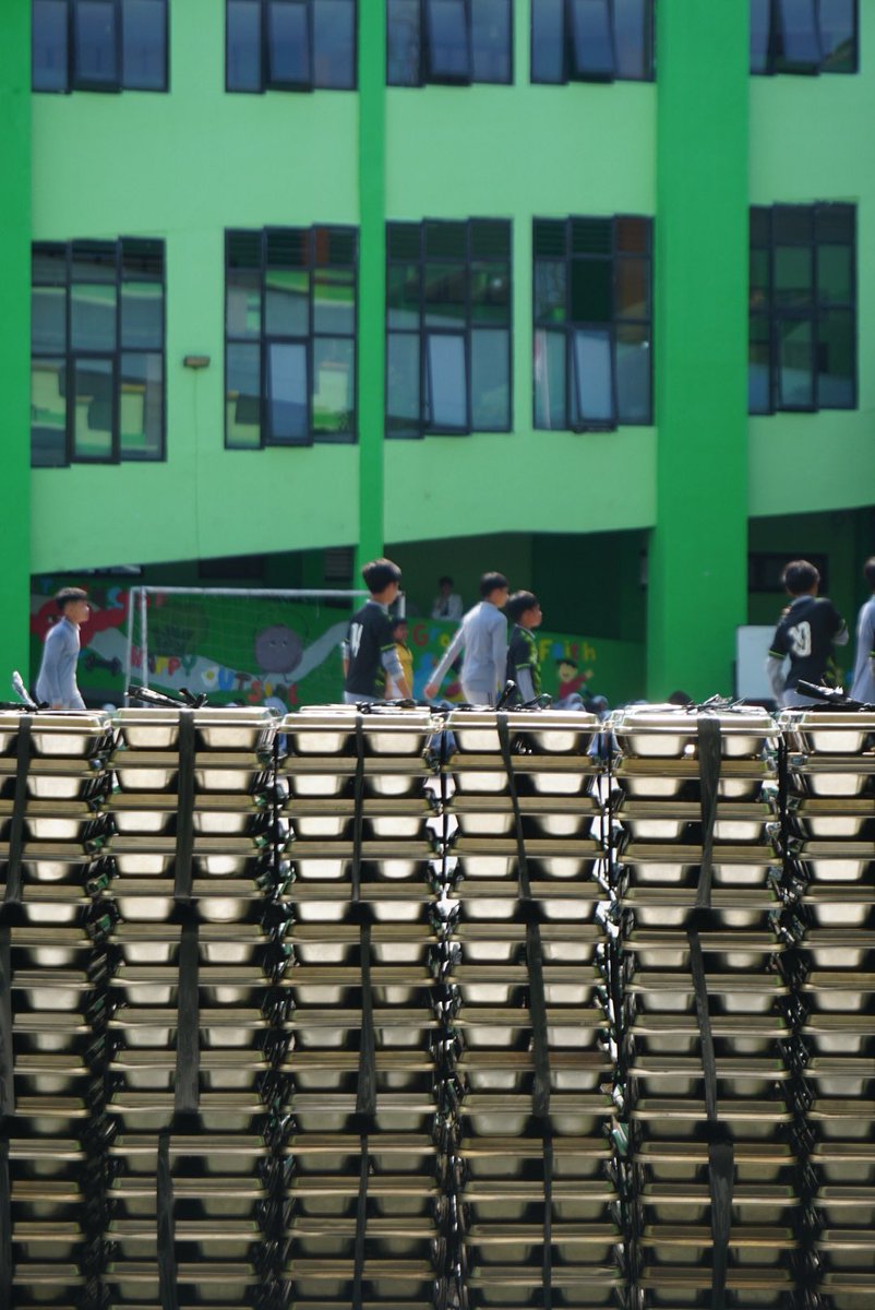 kristian_oka's tweet photo. [Berawal di Ompreng, Berakhir di Maggot: Ribuan Kilogram MBG Terbuang Tiap Hari di Surabaya]

Di hari pertama masuk sekolah ini, mau mengingatkan bahwa MBG adalah program menggarami laut. Laut tak jadi lebih asin dan garam terbuang sia-sia.

🧵(1/6)
https://t.co/6TvBJ9dsH2 https://t.co/FcFrJU2FQP
