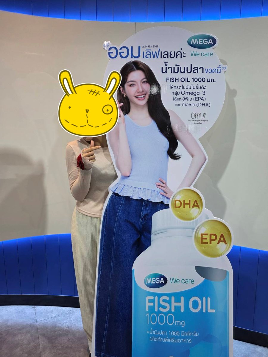 MEGAWeCare's tweet photo. 📢 เน้นย้ำกติกาการลงรูป!! 

รูปที่ลงจะต้องเป็นรูปตัวเองถ่ายคู่กับหลิงออม by MEGA We care  เช่น ถ่ายคู่กับสแตนดี้ ถ่ายคู่กับสติ๊กเกอร์หลิงออมในร้าน หรือถ่ายกับเชลฟ์สินค้า MEGA ที่มีรูปหลิงออม หรือจะถ่ายรูปคู่กับโฆษณา MEGA โดยเห็นหน้าหลิงออม (จะถ่ายรูปคู่กับคนใดคนหนึ่งหรือกับทั้งคู่ก็ได้)

ยกตัวอย่างเช่น 2 รูปนี้ที่เป็นการถ่ายคู่กับสแตนดี้ สามารถเอาสติ๊กเกอร์ปิดหน้าตัวเองแบบในตัวอย่างได้เลยน้า😊