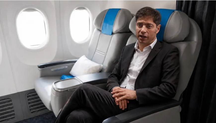 Ojo_Kritico's tweet photo. Axel Kicillof contrató viajes por $63 millones a una empresa que depende de Aerolíneas Argentinas. Los gastos incluyen también a su comitiva en el marco de misiones oficiales. Optar SA informó que Aerolíneas Argentinas posee el 99%. ¿Cómo puede ser que se financie a este payaso? https://t.co/LlpHC8Q4Rw