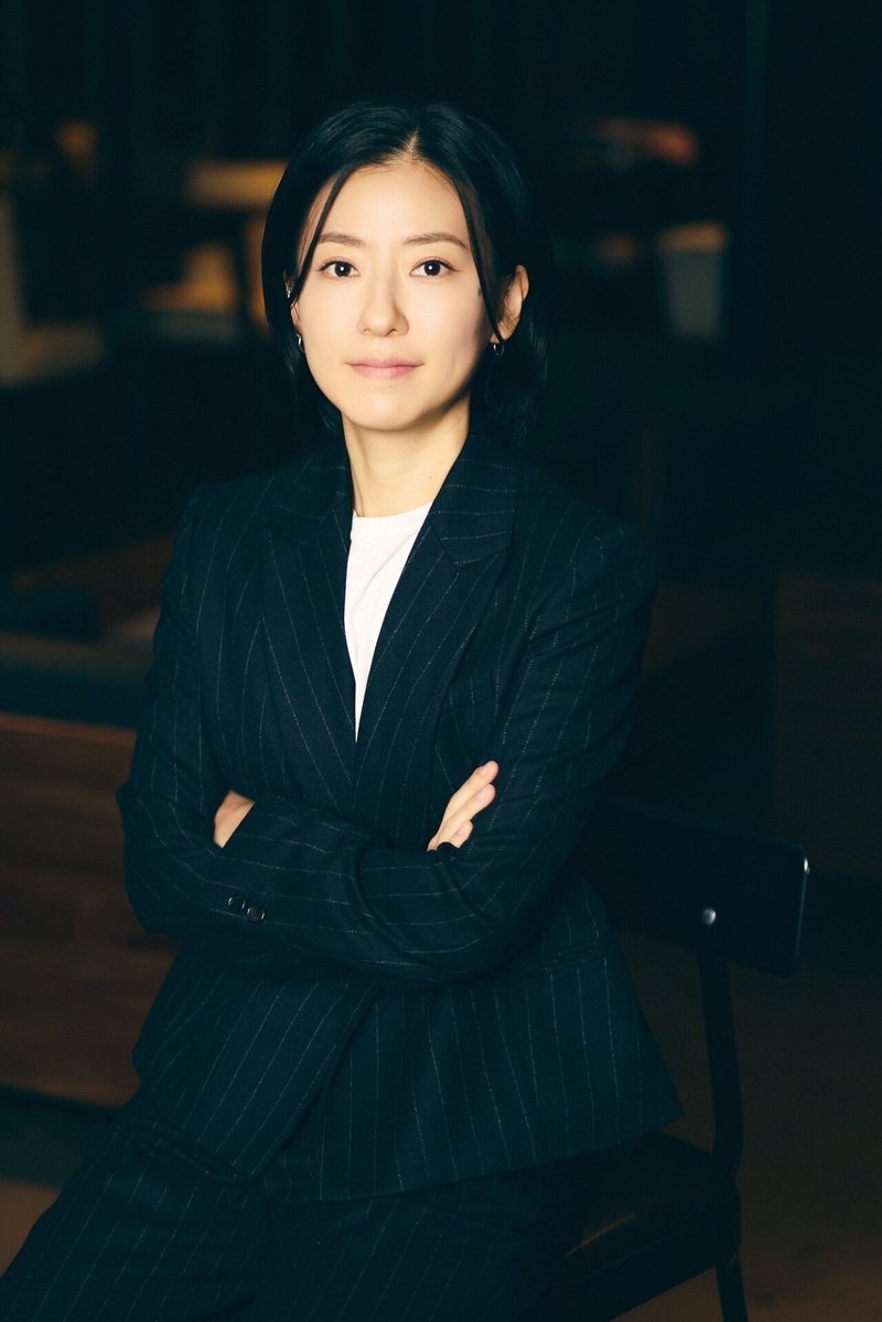 SRJ_Global's tweet photo. #RebornRookie director Christine Ko revealed why she cast #RYUJIN for a cameo appearance.

“We had several different ideas. The idea started with thinking it would be nice to have a special appearance and we thought it would be fun if the soul switched with a woman, so we made a shortlist of actresses. Among them, Ryujin stood out to me and she’s someone I personally like.
I’d also heard that she wants to continue pursuing acting, so I offered her the role. When we first met, she did an excellent job and came perfectly prepared, for which I was very grateful. She had such great chemistry with the staff and with Lee Junyoung as if she’d been working with us all along. We communicated really well. She’s personally one of the actors I’m most grateful to.”
