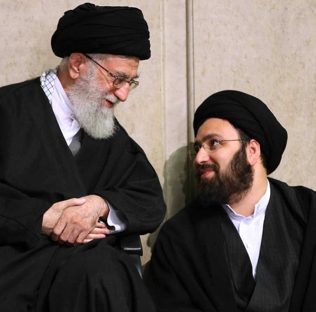 jnm_fdaye_rhbrm's tweet photo. بندگی در عین اقتدار، و اقتدار در عین بندگی؛ این است راهی که هرگز به پایان نمی‌رسد. مسیر رهبری، مسیر جاودانگی است.
#خمینی_جوان https://t.co/aVxAAzGumD