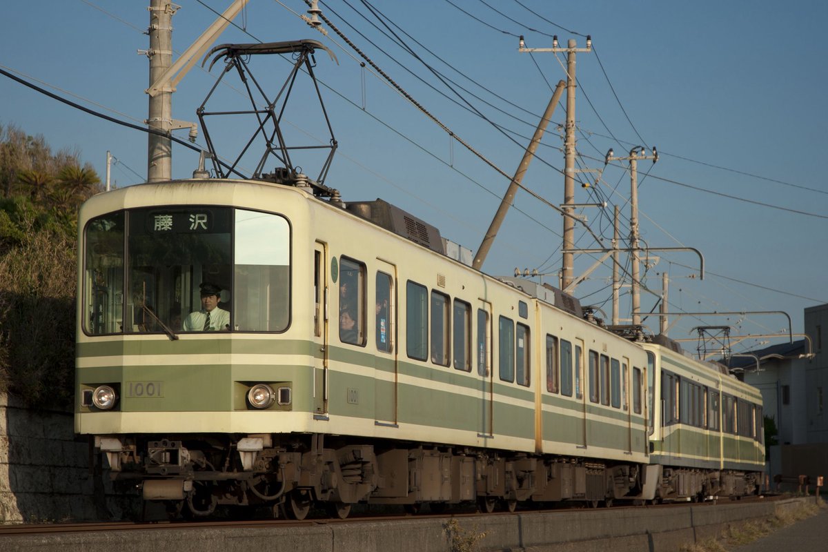 w_6a's tweet photo. 江ノ電1001fが引退みたいなので
混乱を避けたいというのが一番なんでしょうけど、最後にこの頃の塗装でペア組んでる姿を見たかった https://t.co/1pRra88fo3