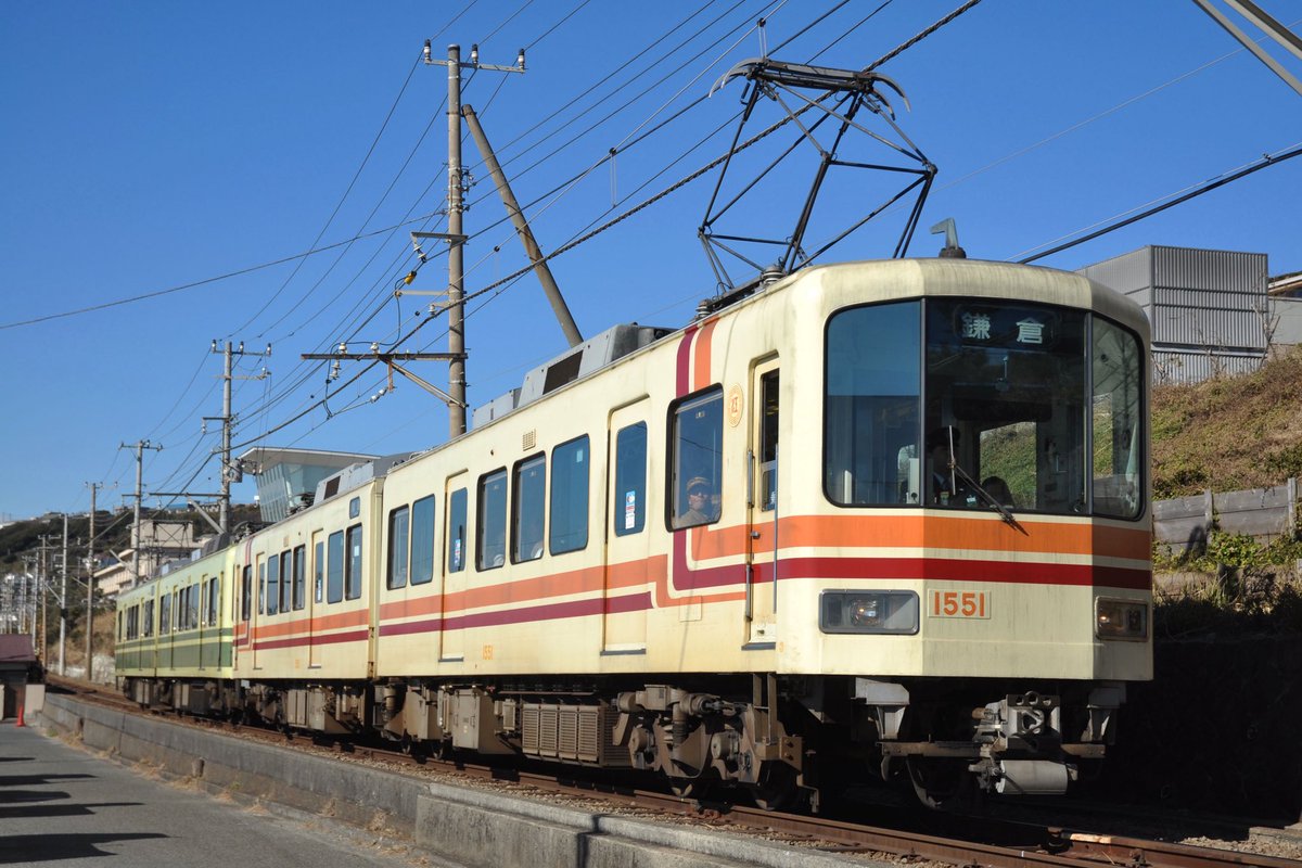 w_6a's tweet photo. 江ノ電1001fが引退みたいなので
混乱を避けたいというのが一番なんでしょうけど、最後にこの頃の塗装でペア組んでる姿を見たかった https://t.co/1pRra88fo3