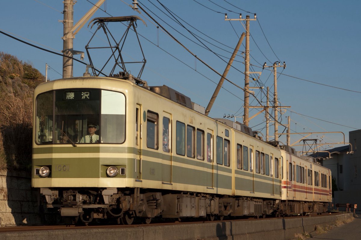 w_6a's tweet photo. 江ノ電1001fが引退みたいなので
混乱を避けたいというのが一番なんでしょうけど、最後にこの頃の塗装でペア組んでる姿を見たかった https://t.co/1pRra88fo3