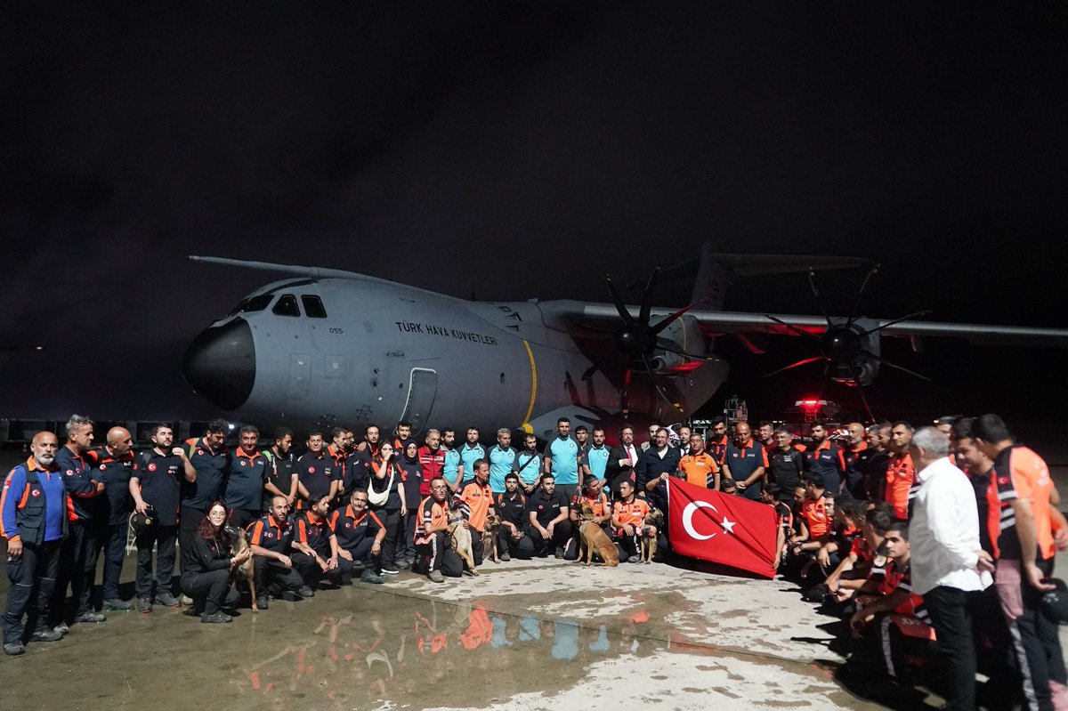 Cancilleria_ve's tweet photo. 📰#Noticia | Llega a La Guaira nuevo cargamento de ayuda humanitaria de Türkiye

la nueva carga contiene 275 carpas para cuatro a seis personas, carpas grandes para campamento, y también siete toneladas de insumos médicos.

https://t.co/CRmCNCopBV https://t.co/cAw4F5AYy3