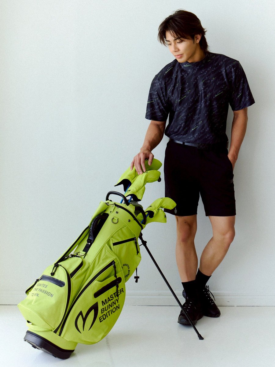 therampagefext's tweet photo. 【WEB📲】

『MASTER BUNNY EDITION』に
#武知海青 が掲載されています✨🏌️

LOOK2はシャープなブラックスタイルで登場🖤🐈‍⬛

『MASTER BUNNY EDITION STYLE』KAISEI wears MASTER BUNNY EDITION
https://t.co/4dK6BVcaZy

#masterbunnyedition 
#THERAMPAGE @kaiche_official https://t.co/F8o9fxtJY2