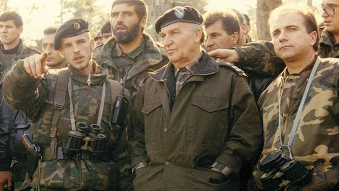RD_turk's tweet photo. أثناء حرب البوسنة، ومع اقتراب الحرب من نهايتها، جاء الجنود البوشناق إلى علي عزت بيغوفيتش وقالوا له: 

"سنفعل بهم تماماً مثلما فعلوا بنا"، فرفض علي عزت قائلاً "لا"، 

وسجل الكلمات التاريخية التالية التي خلدها التاريخ:
"إن الصرب ليسوا معلمين لنا، ولا يمكننا أن نتعلم منهم كيف ينبغي لنا أن نتصرف.

إن معلمنا وقائدنا هو الرسول الكريم (صلى الله عليه وسلم)؛ وهو الذي علمنا بأفضل طريقة ممكنة كيف يكون السلوك والتصرف أثناء الحرب، وأمرنا بألا نَمس الأطفال والنساء والشيوخ بأي أذى على الإطلاق في المعارك.

ونحن سنفعل ذلك تماماً. لن نقابلهم بذات المعاملة الدنيئة التي عاملونا بها، ولكننا –في الوقت ذاته– لن ننسى هذا الظلم أبداً!"