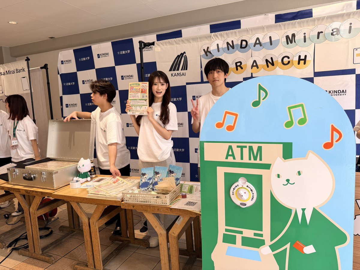 kinkidaigakuPR's tweet photo. 経営学部 花木＆磯山ゼミ生と、関西みらい銀行による産学連携イベント、21号館1階で実施中。
1億円の札束の重さを体感することもできます。
10kgくらいだそうです💴 https://t.co/eQajPHkaze