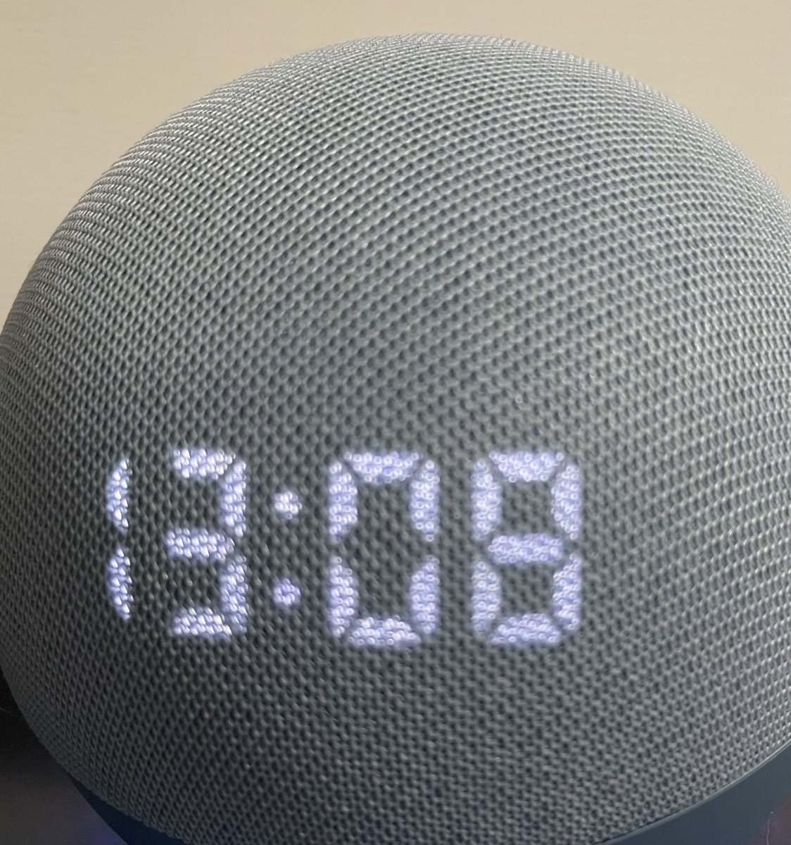hacchi0108's tweet photo. アレクサが勝手に喋り出す

ちなみに、、、で

なにかオススメしてくるの消したい

色々調べてやりきったけど
消せないから俺のアレクサ自我持ってるのかな

電気とテレビとエアコンだけつけてくれればいいよ

歌い出すのもやめて欲しい

#アレクサ　#ちなみに消し方 https://t.co/FkAX8PKG5D