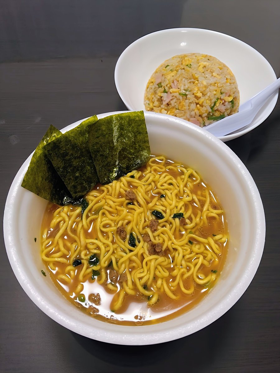 KB_Rule's tweet photo. 腹減った～～～‼️
ということで、エースコック横浜家系のカップ麺とチャーハン作りました😀
チャーハンうまかった✨
カップ麺は家系ではない不思議な味がしました🙃

今日から夜勤で5:30の早出🏭
おやすみなさい💤 https://t.co/6IREZcKHqJ