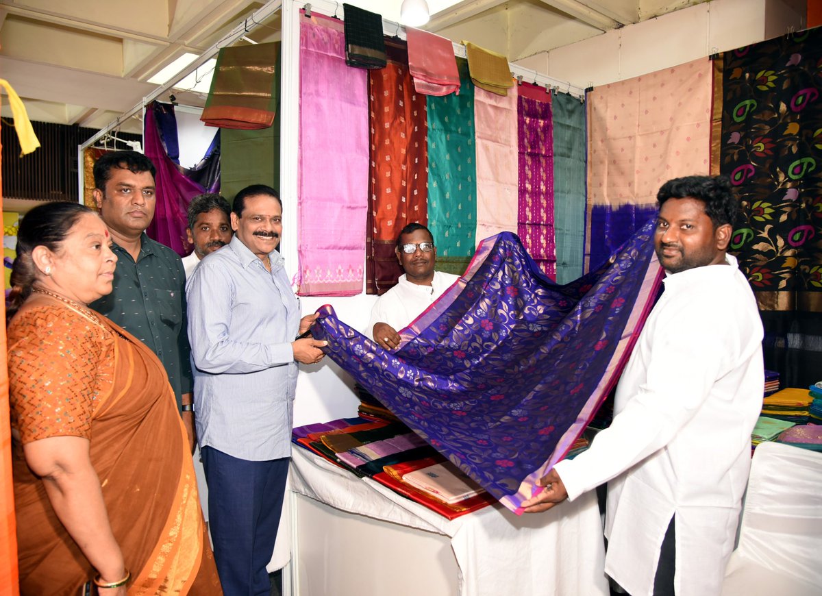 AP_Bhavan's tweet photo. 🧵 Handloom Exhibition-cum-Sale at #APBhavan

✨ Authentic Uppada, Dharmavaram, Venkatagiri, Gadwal, Kalamkari &amp; more, along with premium fabrics and handloom products.

📍 AP Bhavan, New Delhi
🕚 11:00 AM – 9:00 PM
🗓️12-19 July 2026

All are welcome!

#VocalForLocal https://t.co/11AfMM1lgs
