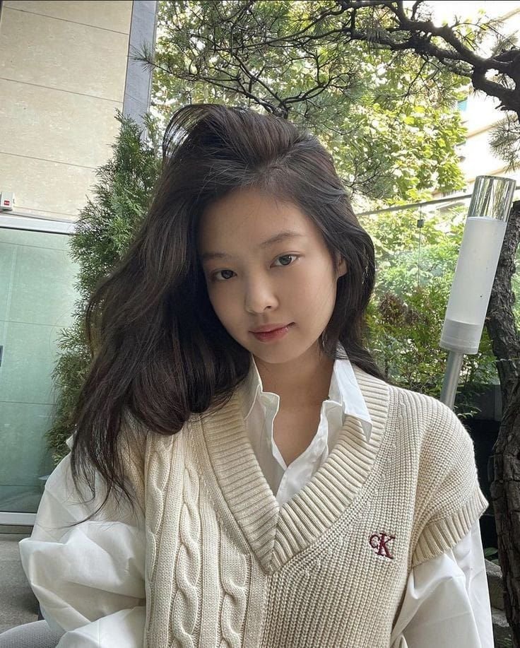 Manduaddictxy's tweet photo. drop your favorite girl who looks gorgeous in both, 

full makeup               and                 bare face https://t.co/cSEfPGuqXi