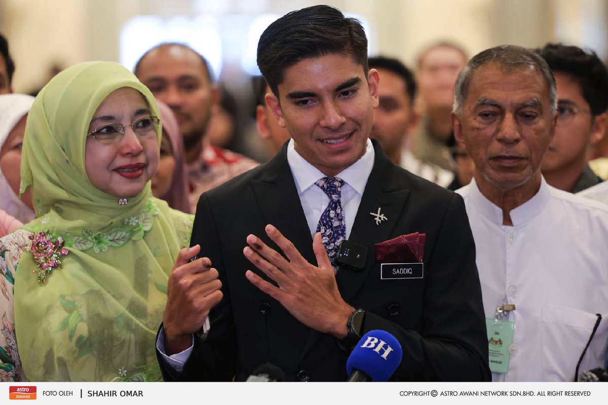 501Awani's tweet photo. Mahkamah Persekutuan Putrajaya mengekalkan keputusan membebaskan Ahli Parlimen Muar, Syed Saddiq Syed Abdul Rahman daripada sabitan dan hukuman berkaitan dana Angkatan Bersatu Anak Muda (Armada).

Suasana penuh emosi apabila ahli keluarga dan penyokong mengalirkan air mata kegembiraan, manakala Syed Saddiq menyifatkan keputusan itu sebagai bukti institusi kehakiman negara terus menegakkan keadilan.

📷: Astro AWANI / Shahir Omar