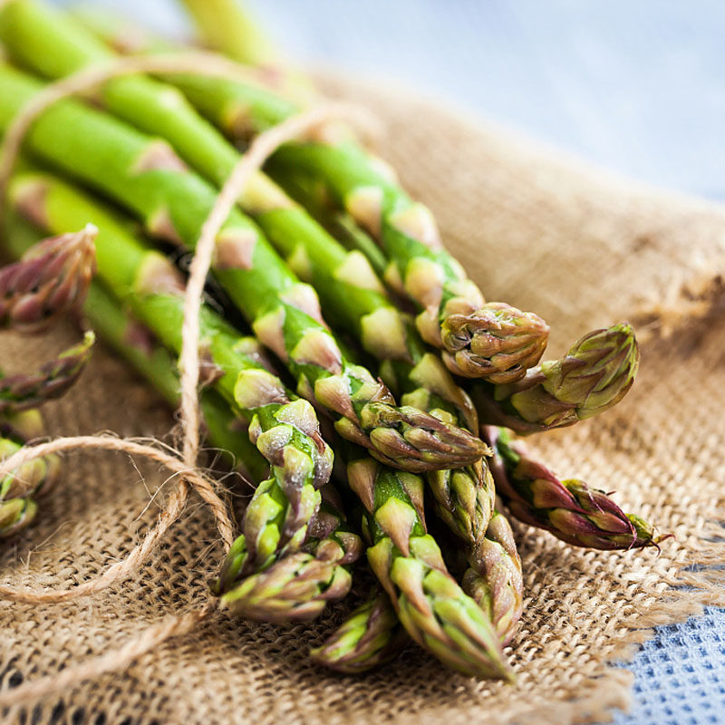kimmj3313's tweet photo. Fresh seasonal asparagus and cherry tomatoes on sale at the local market! Grab these nutrient-rich veggies for your weekend salad https://t.co/UcPkS5aFJ2