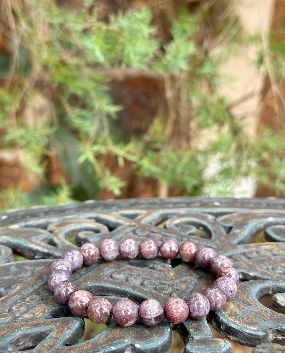 Tippy_MaLik's tweet photo. เมื่อหินสองความงดงามมารวมกัน 💜☀️

ไอโอไลท์ ซันสโตน (Iolite Sunstone) เป็นแร่ คอร์เดียไรต์ (Cordierite) ที่มีประกายระยิบระยับจากเกล็ดแร่ธรรมชาติภายใน ทำให้เมื่อกระทบแสงแดดหรือแสงไฟ จะเกิดประกายวิบวับสวยงามเป็นเอกลักษณ์ ✨ https://t.co/UQg1fX1K56