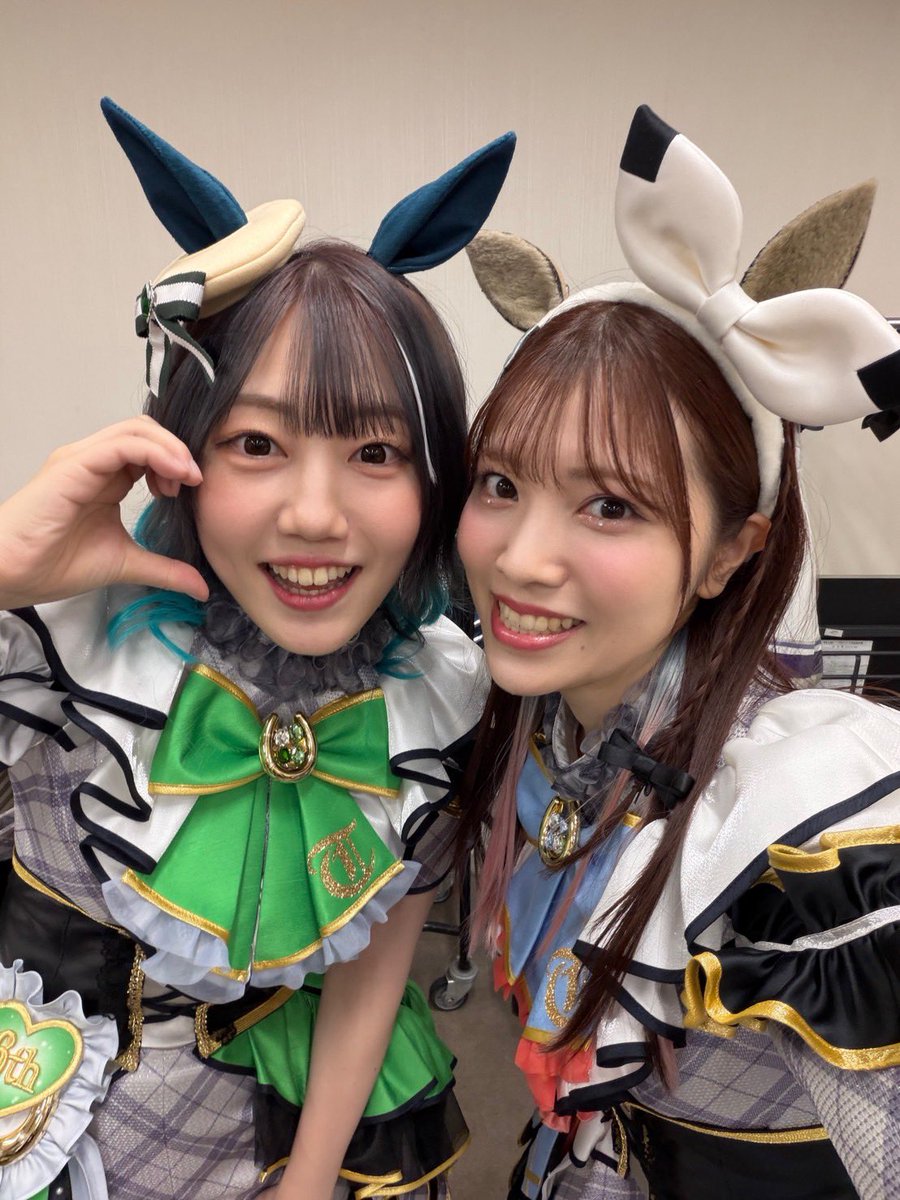 kaori_staff_'s tweet photo. #アニサマ Day3💚

#ウマ娘 チームで🫶🏻🫶🏻🫶🏻🫶🏻🫶🏻🫶🏻

フォーエバーヤング役 海弓シュリちゃん❤️
キセキ役 星希成奏ちゃん💚
エスポワールシチー役 亜咲花ちゃん❤️
ラヴズオンリーユー役 久保田未夢ちゃん🩶

レッドディザイア役 関根瞳ちゃん❤️とは写真を撮り損ねちゃった…😣

ステージの上でも楽屋でも楽しくて😭🤍
みんなで一緒に出走できて嬉しかったです✨夏織 #アーモンドアイ