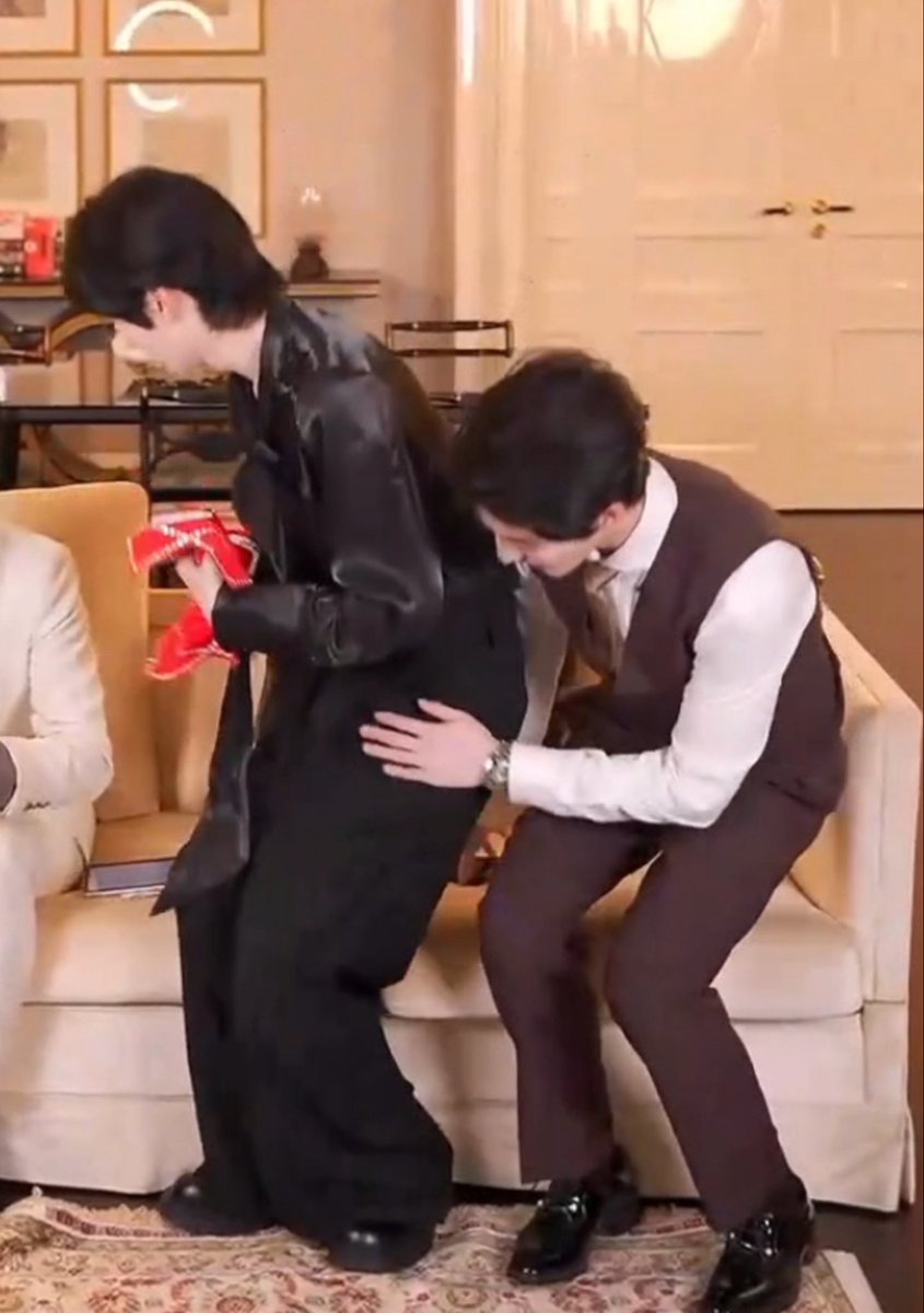 SaintManic99's tweet photo. What a perfect Gentleman you are Qiu DingJie .🥹🥹

Helping your husband seat but also gotta caress his ass.🤭🤭 https://t.co/AIwFu8FkgR