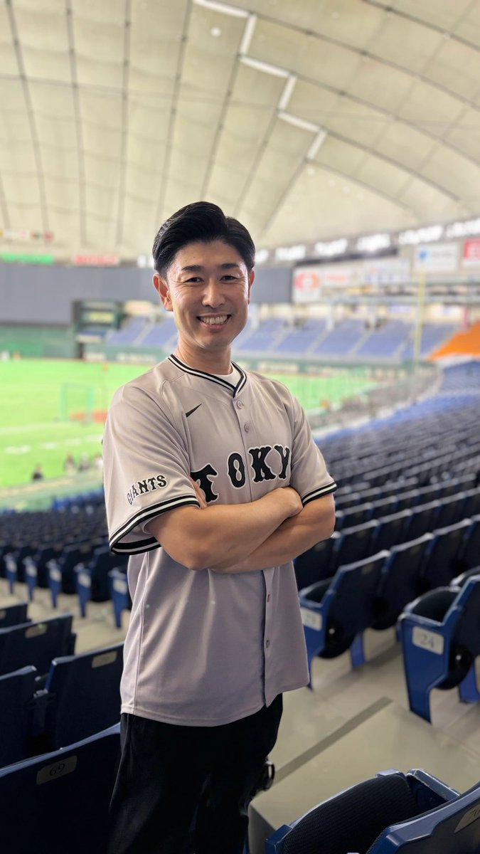 TokyoGiants's tweet photo. 読売巨人軍と東京ヤクルトスワローズは、本拠地・東京を盛り上げる共同企画「TOKYOシリーズ」で、スタジアムMCの交流企画を実施します🗼

両チームのスタジアムMCが、試合前やイニング間の企画など、一緒に試合を盛り上げます🎤
https://t.co/bLRMgWxC2p https://t.co/TQ7cDk3Xkf