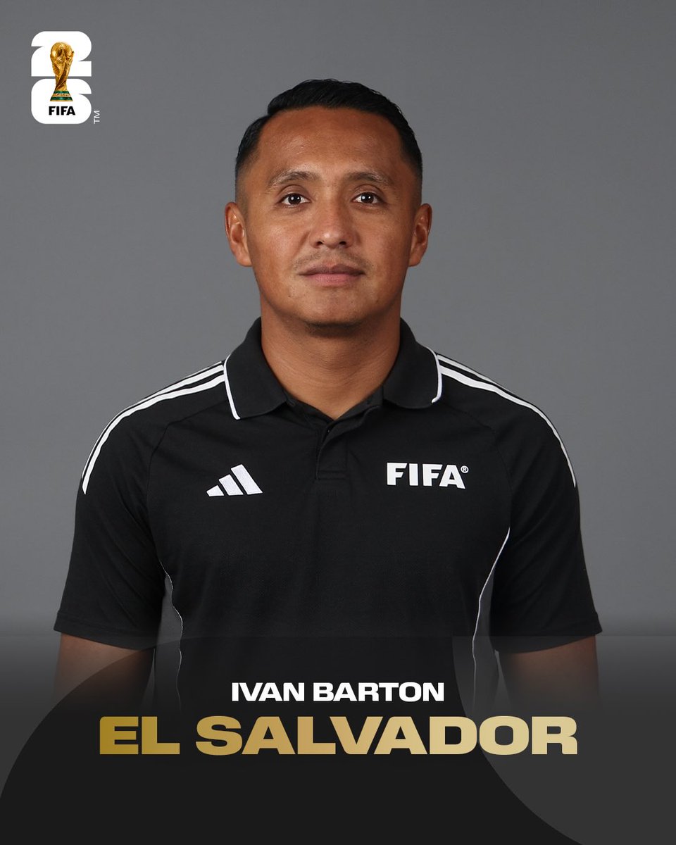 MrAsubio's tweet photo. 👮🏻‍♂️Perfil de Iván Barton de cara al Francia-España

🌎La designación de Iván Barton para la semifinal del Mundial entre Francia y España confirma la enorme confianza que la FIFA deposita en el colegiado salvadoreño. A sus 35 años, afronta uno de los partidos más importantes de su carrera tras consolidarse como uno de los árbitros de referencia de la CONCACAF.

⏪️En este Mundial ya ha dirigido tres encuentros, lo que demuestra que el Comité Arbitral ha quedado satisfecho con su rendimiento y vuelve a apostar por él para una cita de máxima exigencia.

👆🏻El principal rasgo de Barton es su fuerte personalidad. Es un árbitro muy visceral, tremendamente gesticulante y con un lenguaje corporal muy marcado. Vive los partidos con intensidad y transmite constantemente autoridad.

🗣No es el típico árbitro que controla los encuentros a base de diálogo o de una gestión pausada. Su forma de arbitrar pasa más por imponerse que por negociar con los jugadores. Rara vez permite que los futbolistas le discutan las decisiones y no suele dejarse "torear".

😡Cuando considera que se ha cruzado una línea, interviene con rapidez y sin demasiadas contemplaciones.

👮🏻‍♂️Estilo arbitral:

🦶🏾Barton suele permitir un cierto contacto físico antes de señalar faltas, pero cuando entiende que el partido necesita un golpe de autoridad no duda en recurrir a las tarjetas.

😤Su intensidad también puede jugarle alguna mala pasada, ya que en determinados encuentros puede transmitir una imagen excesivamente protagonista o impulsiva debido a su expresividad y a la forma en la que vive cada decisión.

⭐️Experiencia internacional:

▪️Pese a su juventud, acumula una trayectoria internacional muy importante:

- Mundial de Catar 2022.
- Mundial 2026.
- Copa Oro.
- CONCACAF Champions Cup.
- Leagues Cup.
- Juegos Olímpicos.
- Mundial de Clubes.

🌎Es uno de los árbitros más consolidados del continente americano y la FIFA lleva varias temporadas confiándole encuentros de máxima responsabilidad.

▪️Un precedente llamativo:

🟥En este Mundial fue el primer árbitro en aplicar una de las nuevas directrices de la FIFA, expulsando a un jugador por cubrirse la boca mientras protestaba durante una revisión arbitral, una decisión que tuvo una enorme repercusión internacional.

▪️Valoración:

Para una semifinal como Francia-España, la FIFA apuesta por un árbitro con mucha autoridad, personalidad y experiencia internacional. Barton no destaca por una gestión dialogante del partido, sino por un estilo intenso, muy expresivo y basado en hacerse respetar desde el primer minuto. Es un colegiado al que los jugadores rara vez consiguen condicionar y que no duda en tomar decisiones importantes cuando entiende que el encuentro lo requiere.