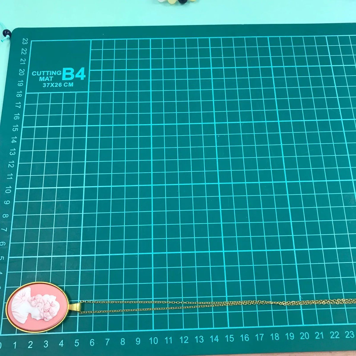 cocorety39's tweet photo. 【福祉施設制作】杏樹作　ペンダント　「カメオ風チャームのネックレス（ピンク大）」NO.5465で検索
ピンクのカメオ風ネックレスが可愛いですよ。柔らかい色が肌を明るく見せてくれて、女性の横顔がロマンチック。金フレームがアクセントで、軽くて毎日つけやすいのが嬉しいポイントですよ。￥1,500 https://t.co/ugpWXSx5R9