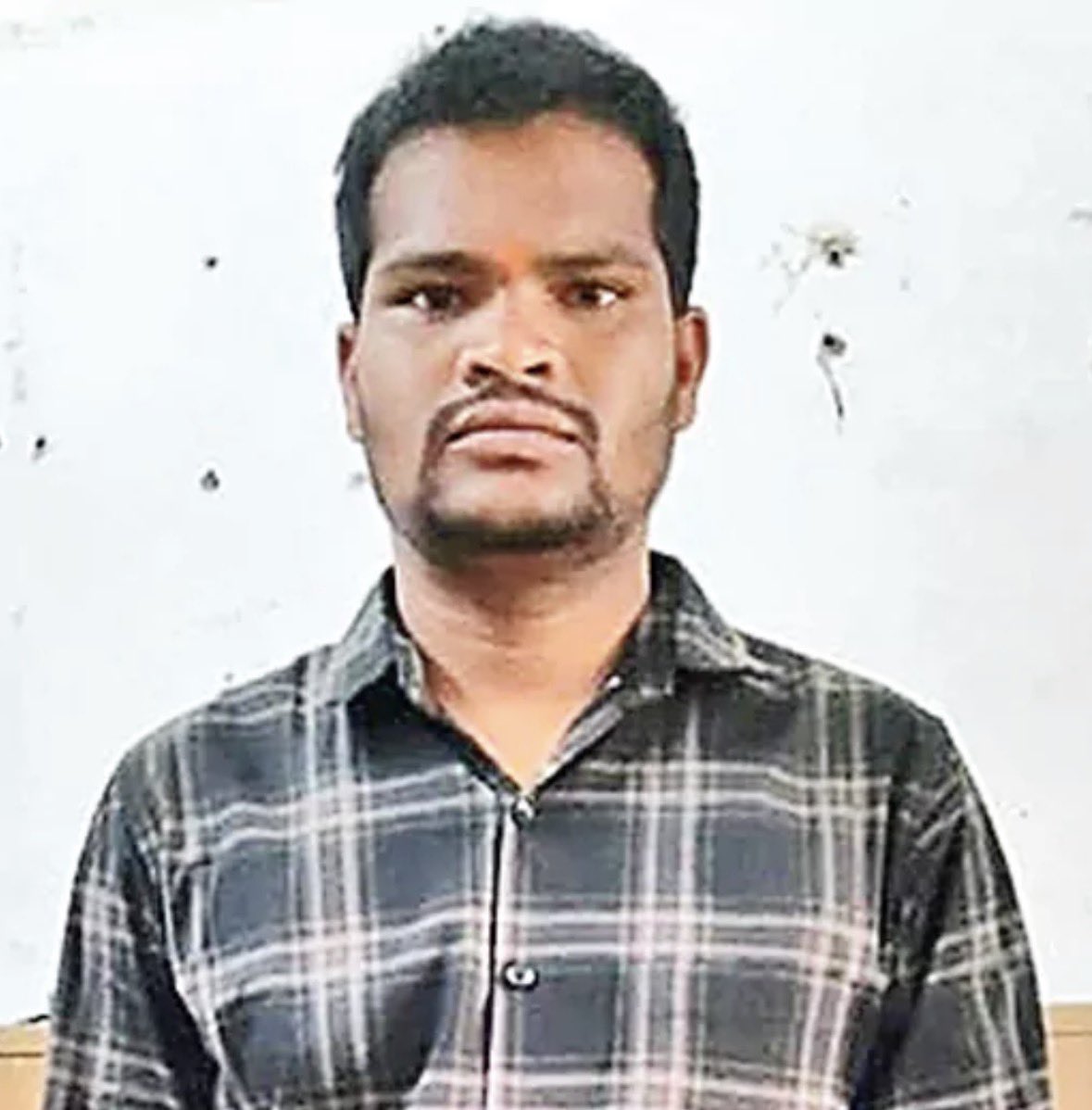 TeluguScribe's tweet photo. విడాకులు అడిగిందని భార్యను చంపేశాడు

ఇంటర్మీడియట్ చదివే సమయంలో తనకి ట్యూషన్ చెప్పిన టీచర్‌ను పెళ్లి చేసుకున్న రాజ్ కుమార్ 

షాబాద్ హత్య కేసులో వెలుగులోకి కీలక అంశాలు

తనకు ట్యూషన్ చెప్పిన టీచర్, వయసులో తనకన్న ఆరేళ్ళు పెద్దదైన సరితను ప్రేమ పేరుతో వేధించిన షాబాద్ హత్య కేసు నిందితుడు రాజ్ కుమార్

సరిత ఇంట్లో తనకు పెళ్లి చేద్దామని సంబంధాలు చూస్తుండగా, వచ్చిన సంబంధాలు చెడగొట్టి 2018లో సరితను వివాహం చేసుకున్న నిందితుడు

డ్రైవింగ్ చేస్తూ జీవనం సాగిస్తూ, బెట్టింగులు, జూదం వంటి వ్యసనాలకు అలవాటు పడి పెద్ద మొత్తంలో అప్పు చేసి, ఆత్మహత్యాయత్నానికి పాల్పడ్డ రాజ్ కుమార్ 

రాజ్ కుమార్ చనిపోతానని చెప్పడంతో కొంత పొలం అమ్మేసి అప్పులు తీర్చిన అతని తల్లిదండ్రులు

తల్లిదండ్రులను నమ్మించి మొత్తం పొలం అమ్మేలా చేసి, జల్సాలకు, మద్యానికి బానిసైన రాజ్ కుమార్ 

తరచూ మద్యం సేవించి సరితను వేధించేవాడని, రూ.2 కోట్లు అప్పు చేశాడని తెలిపిన రాజ్ కుమార్ సోదరి

వేధింపులు తాళలేక విడాకులు అడుగుతుందని పగతో సరితను, ఇద్దరు పిల్లలను హత్య చేసినట్టు తెలిపిన ఆమె కుటుంబ సభ్యులు