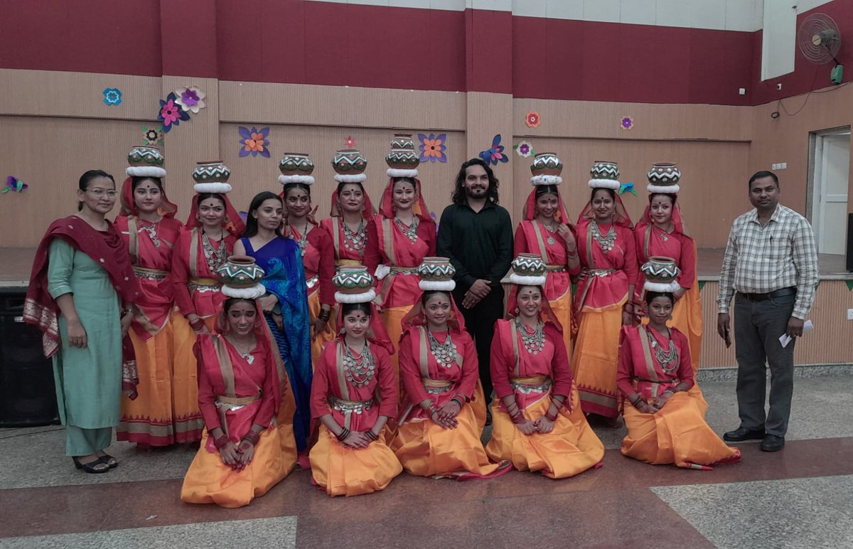 aps_delhicantt's tweet photo. 🥇 Proud Moment for APS Delhi Cantt!
Our girls' team clinched Gold  in the Zonal Folk Dance Competition 2026-27 with Bihar's Jhijhiya dance and will now represent Zone 20 at the District Level.
#APSDC #GoldMedal #Zone20 @bhav5kum @TSMann220722 @DelhiArea_IA https://t.co/URhaqYWr6Q
